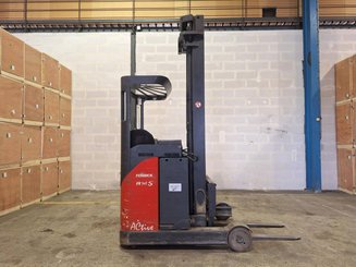 Empilhador retráctil Fenwick R14S