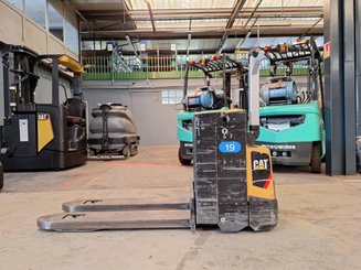 Porta-paletes eléctrico com condutor a pé Caterpillar NPP20N2