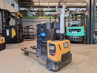 Porta-paletes eléctrico com condutor a pé Caterpillar NPP20N2