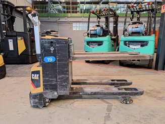 Porta-paletes eléctrico com condutor a pé Caterpillar NPP20N2