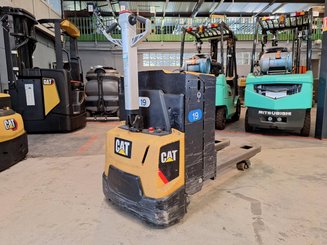 Porta-paletes eléctrico com condutor a pé Caterpillar NPP20N2