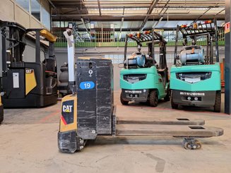 Porta-paletes eléctrico com condutor a pé Caterpillar NPP20N2