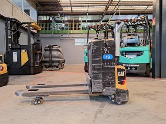 Porta-paletes eléctrico com condutor a pé Caterpillar NPP20N2