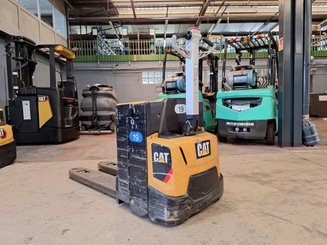 Porta-paletes eléctrico com condutor a pé Caterpillar NPP20N2