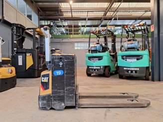 Porta-paletes eléctrico com condutor a pé Caterpillar NPP20N2
