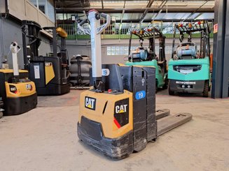 Porta-paletes eléctrico com condutor a pé Caterpillar NPP20N2