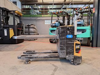 Porta-paletes eléctrico com condutor a pé Caterpillar NPP20N2