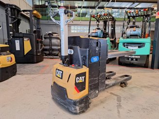 Porta-paletes eléctrico com condutor a pé Caterpillar NPP20N2