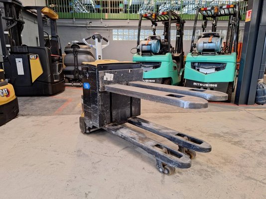 Porta-paletes eléctrico com condutor a pé Caterpillar NPP20N2 - 1