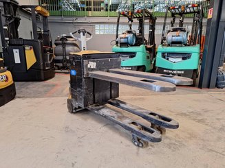 Porta-paletes eléctrico com condutor a pé Caterpillar NPP20N2