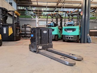 Porta-paletes eléctrico com condutor a pé Caterpillar NPP20N2