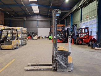 Stacker com condutor a pé Caterpillar NSP16N2