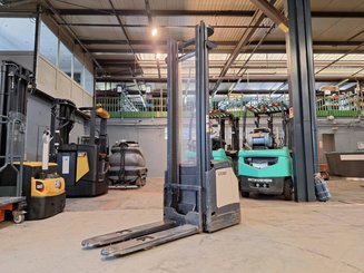 Stacker com condutor a pé Crown ES4000-1.6