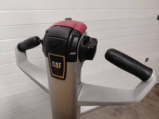 Porta-paletes eléctrico com condutor a pé Caterpillar NPP20N2