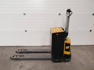 Porta-paletes eléctrico com condutor a pé Caterpillar NPP20N2