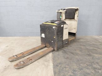 Porta-paletes eléctrico com condutor transportado Crown WT3040 2.00