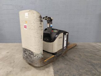 Porta-paletes eléctrico com condutor transportado Crown WT3040 2.00