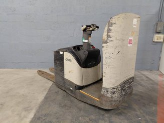 Porta-paletes eléctrico com condutor transportado Crown WT3040 2.00