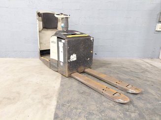 Porta-paletes eléctrico com condutor transportado Crown WT3040 2.00 - 1
