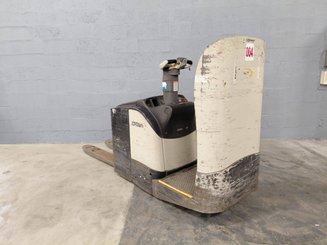 Porta-paletes eléctrico com condutor transportado Crown WT3040 2.00