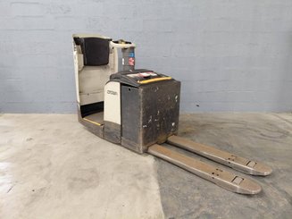 Porta-paletes eléctrico com condutor transportado Crown WT3040 2.00