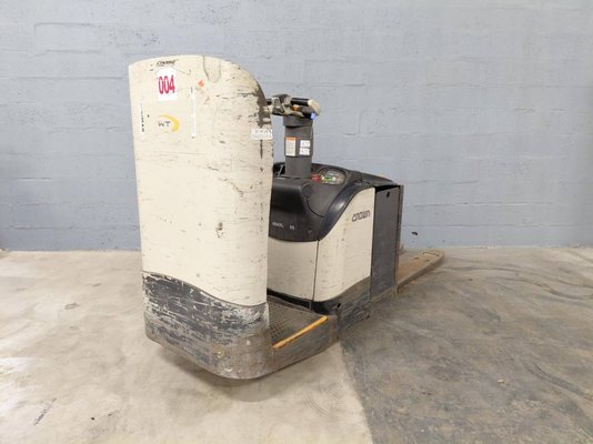 Porta-paletes eléctrico com condutor transportado Crown WT3040 2.00 - 1