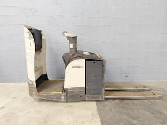 Porta-paletes eléctrico com condutor transportado Crown WT3040 2.00
