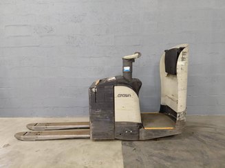 Porta-paletes eléctrico com condutor transportado Crown WT3040 2.00