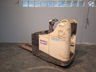 Porta-paletes eléctrico com condutor transportado Crown WT3040 2.00