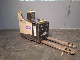 Porta-paletes eléctrico com condutor transportado Crown WT3040 2.00