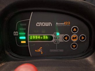 Porta-paletes eléctrico com condutor transportado Crown WT3040 2.00