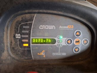 Porta-paletes eléctrico com condutor transportado Crown WT3040 2.00