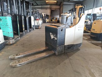 Porta-paletes eléctrico com condutor transportado Crown WT3040 2.00