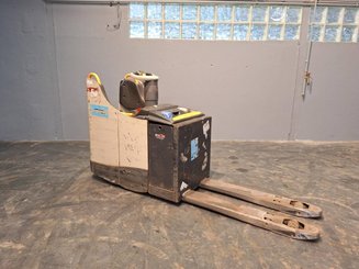 Porta-paletes eléctrico com condutor transportado Crown WT3040 2.00