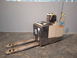 Porta-paletes eléctrico com condutor transportado Crown WT3040 2.00 - 1