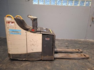 Porta-paletes eléctrico com condutor transportado Crown WT3040 2.00