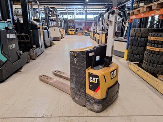 Porta-paletes eléctrico com condutor a pé Caterpillar NPP20N2