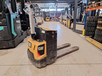 Porta-paletes eléctrico com condutor a pé Caterpillar NPP20N2