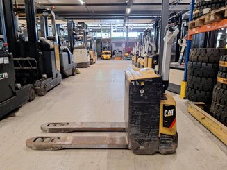Porta-paletes eléctrico com condutor a pé Caterpillar NPP20N2