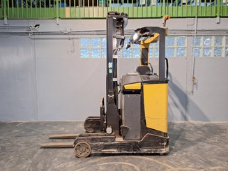 Empilhador retráctil Caterpillar NR16N