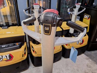 Porta-paletes eléctrico com condutor a pé Caterpillar NPP20N2