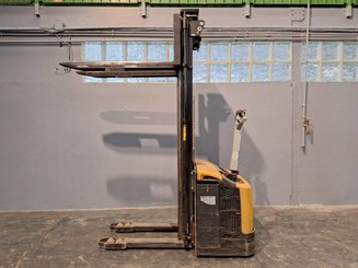Stacker com condutor a pé Caterpillar NSP16N