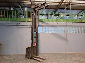 Stacker com condutor a pé Caterpillar NSP16N