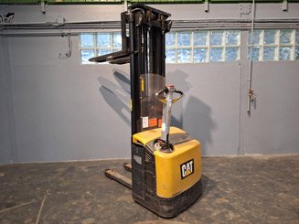 Stacker com condutor a pé Caterpillar NSP16N