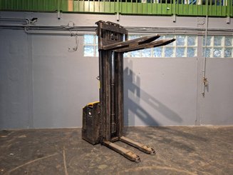 Stacker com condutor a pé Caterpillar NSP16N