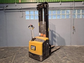 Stacker com condutor a pé Caterpillar NSP16N