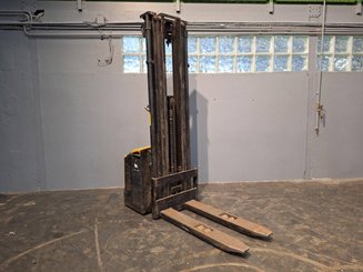 Stacker com condutor a pé Caterpillar NSP16N