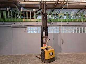 Stacker com condutor a pé Caterpillar NSP16N