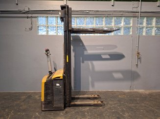 Stacker com condutor a pé Caterpillar NSP16N