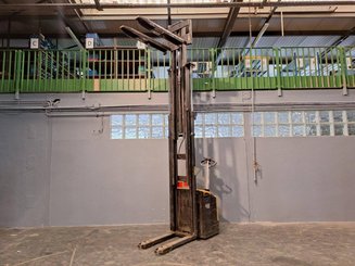 Stacker com condutor a pé Caterpillar NSP16N